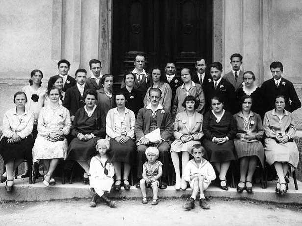 Cerkveni pevski zbor leta 1932 pred župnijsko cerkvijo v Vojniku
(Ivan Šopar, 5. z desne v 1. vrsti)
Foto atelje Fr. Kunšek, Celje