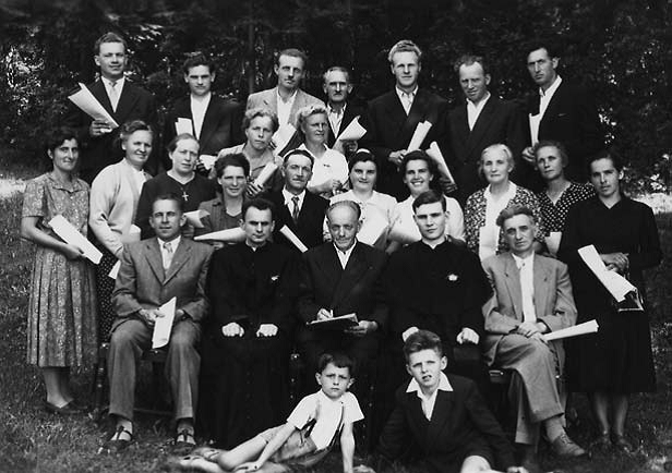 Cerkveni pevski zbor leta 1957 z novomašnikoma
g. Friderikom Kolškom in g. Viljemom Pangerlom
